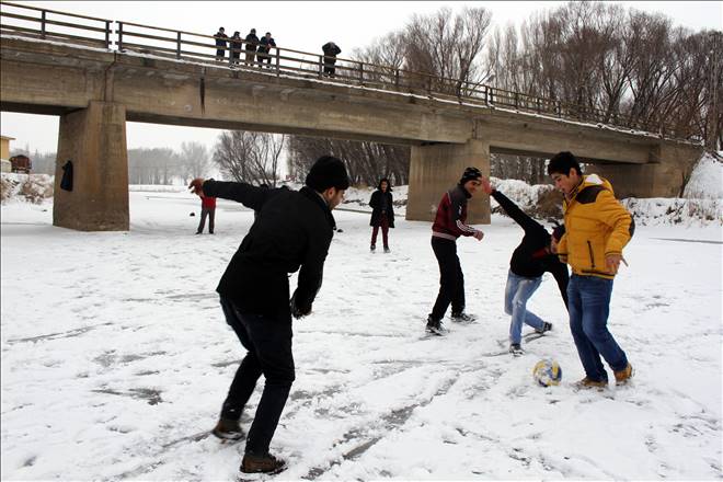  Ağrı`da etkili olan soğuk hava nedeniyle yüzeyi buz tutan nehir çocukların oyun alanına dönüştü