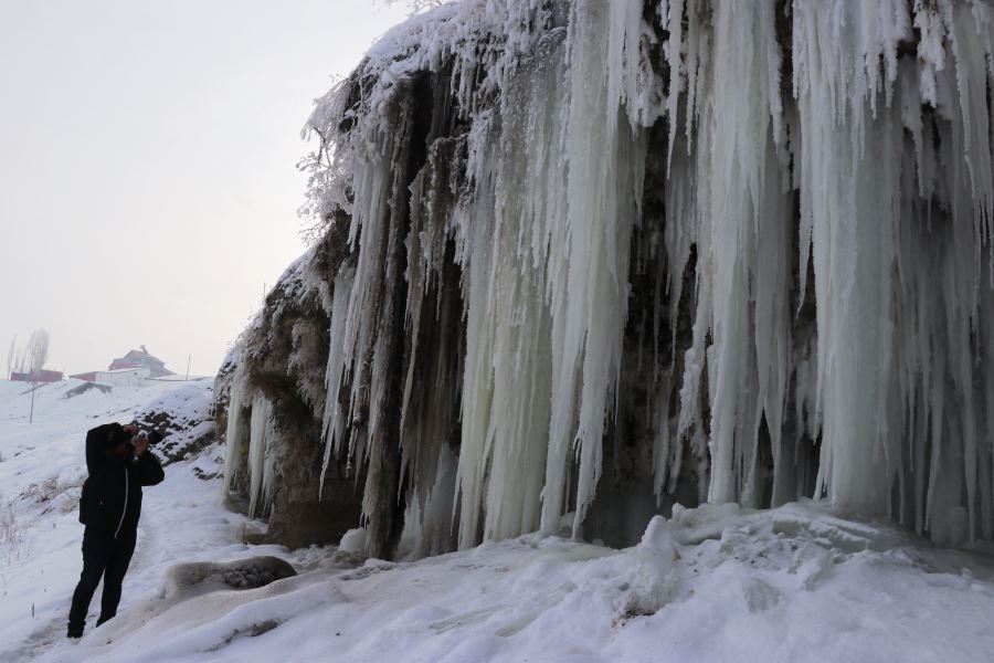 Fotoğrafçılar, Yolyazı köyü mevkisindeki kayalıklarda oluşan ve 5 metreyi bulan buz sarkıtlarını fotoğrafladı