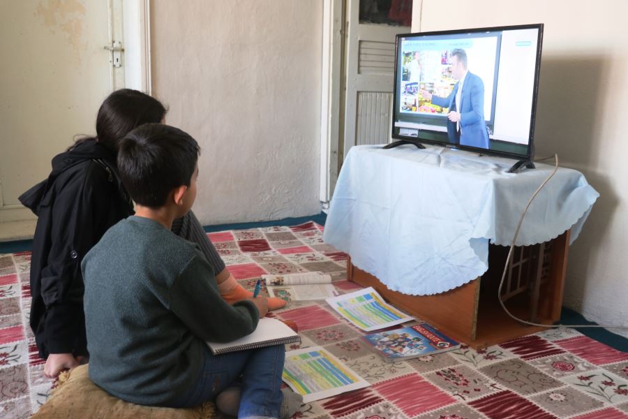 Ağrılı kardeşler hediye edilen televizyonla artık EBA TV yayınlarını evlerinden izleyecek