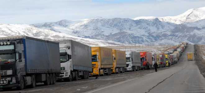 GÜRBULAK GÜMRÜĞÜNDE BULUNAN TIR SORUNUNA GEÇİCİ ÇÖZÜM