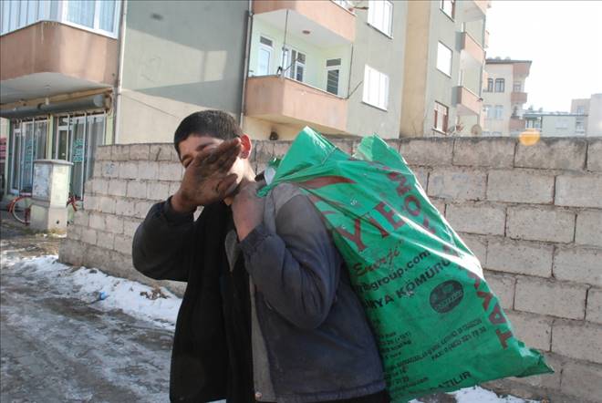 ÇÖPLÜKLERDE KÖMÜR TOPLAYARAK GEÇİNENLER