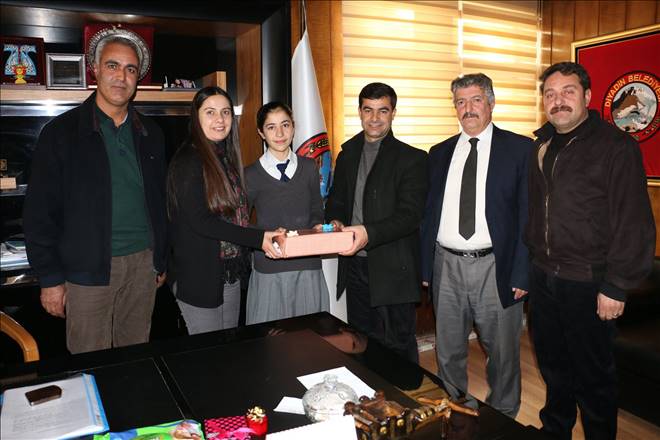 Belediye Eş Başkanlarından Diyadin`in Başarılı Öğrencisine Ödül..