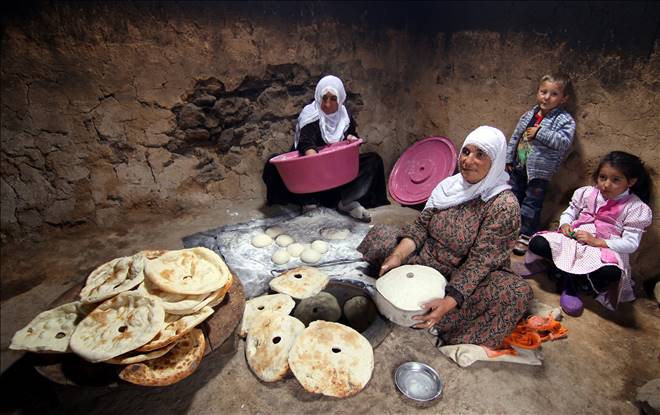 TANDIR EKMEĞİ GELENEĞİ SÜRÜYOR