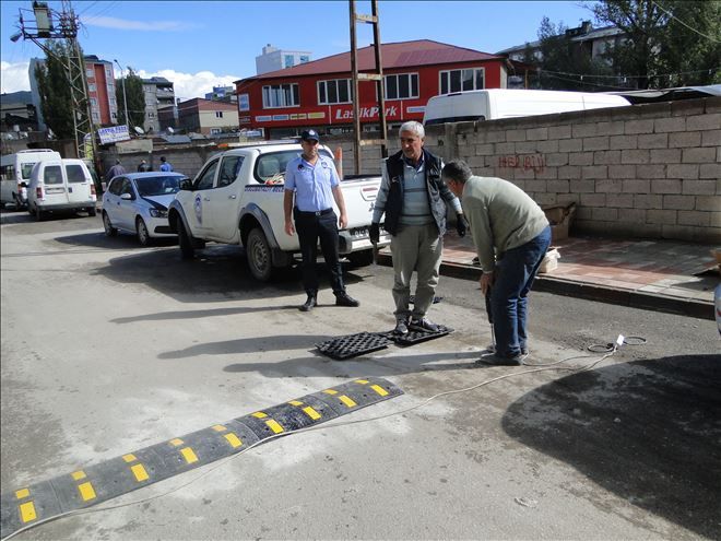 ASFALTLANAN YOLLARA HIZ KESİCİ KAUÇUKLAR DÖŞENİYOR
