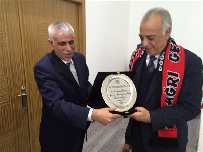 AĞRI GAZETECİLER CEMİYETİNDEN GOZAL´A PLAKET