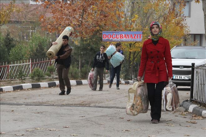 Öğrenciler Suriyeliler için 