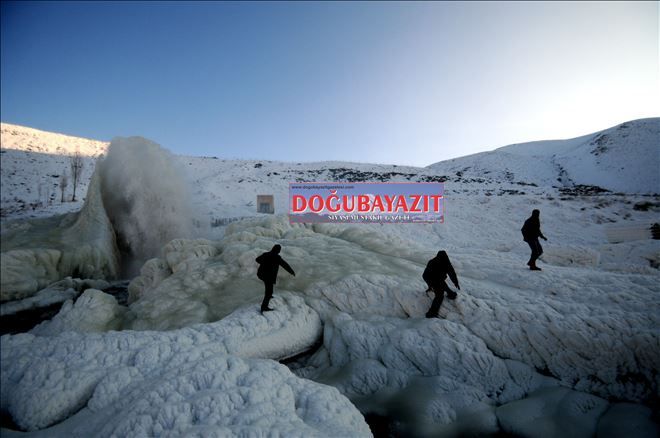 PATLAYAN SU BORUSU BUZDAN ŞELALE OLUŞTURDU