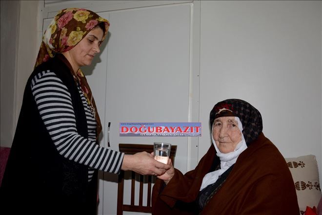 DOĞU´DAKİ YAŞLILARA GELİNLERİ BAKIYOR