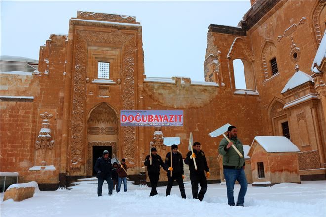 DOĞUBAYAZIT´TA BULUNAN İSHAK PAŞA SARAYI´NDA KAR TEMİZLİĞİ...