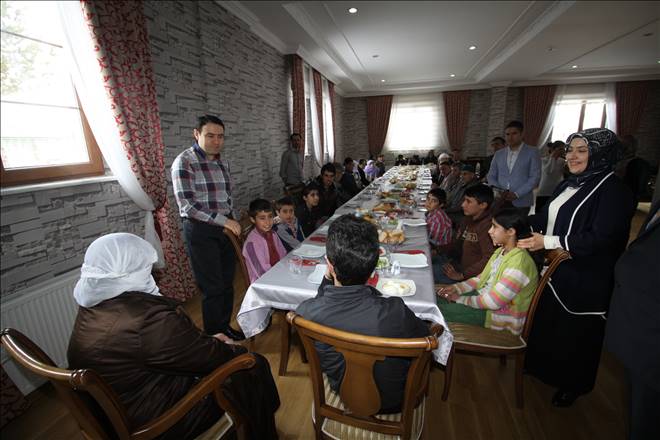 Ağrı Valisi Işın, huzurevi sakinlerini evinde ağırladı