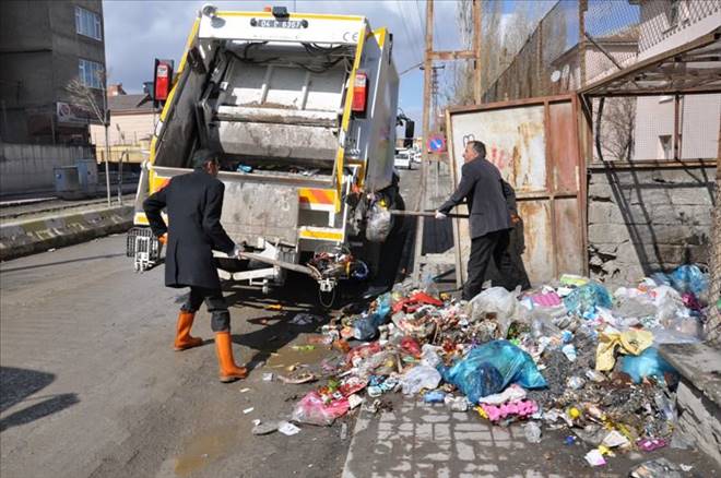 DOĞUBAYAZIT`TAKİ ÇÖPLER İÇİN KORUNAK YAPILAMAZ MI?...