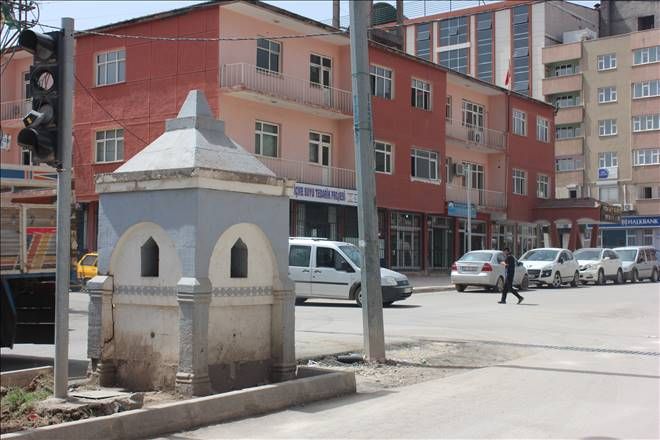 BELEDİYENİN KARŞISINDAKİ ÇEŞME DUBA OLDU