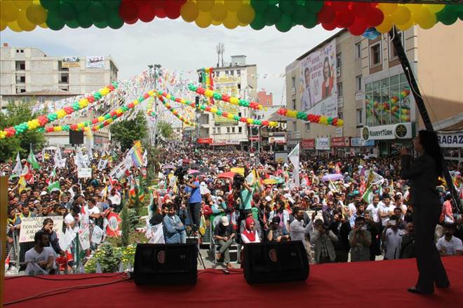 HDP AĞRI MİTİNGİ HINCA HINÇ DOLDU TAŞTI