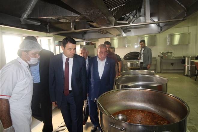 Ağrı Valisi Musa Işın, Kızılay Ağrı Şubesini ziyaret etti.
