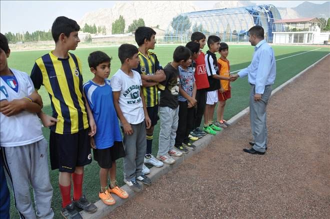 BELEDİYE ÖĞRENCİLERE SPOR MALZEMELERİ DAĞITTI