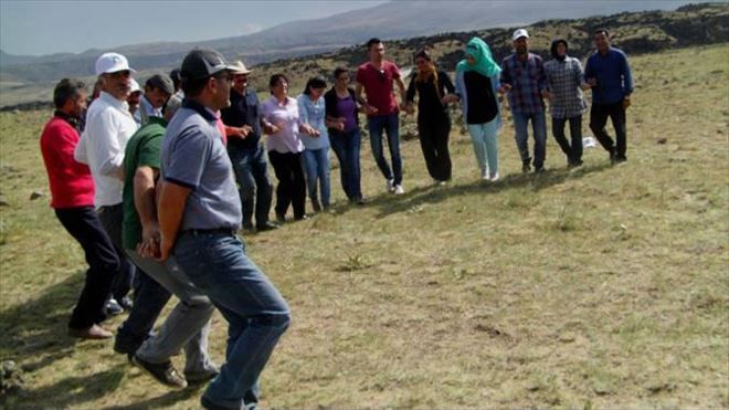 AĞRI DAĞINDA VE TENDÜREKTE HALAYLI CANLI KALKAN EYLEMİ