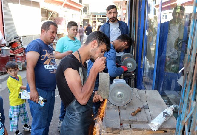 DOĞUBAYAZIT´TA BIÇAK BİLEYİCİLERİ...