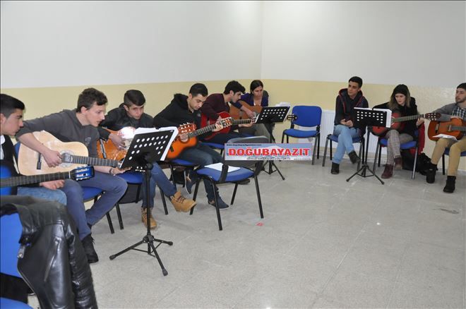 Patnoslu gençler klasik müzik öğreniyor