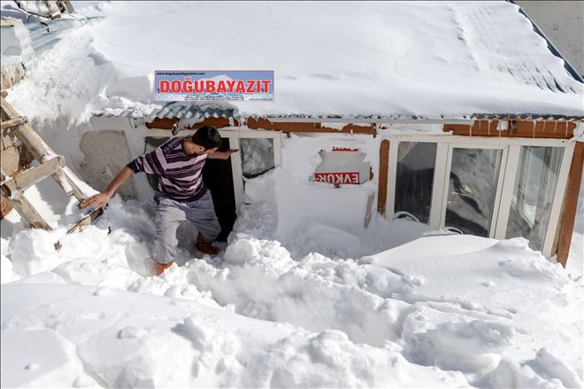 BÖYLE KAR YAĞARMI DEMEYİN... TAM 2 METRE YAĞAN KARDA PENCEREDEN EVE GİRİYORLAR.