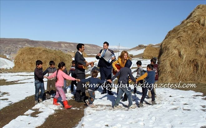 GÖNÜLLÜ ÖĞRETMENLER DİYADİNDE ÇOCUKLARI MÜZİKLE BULUŞTURUYOR?