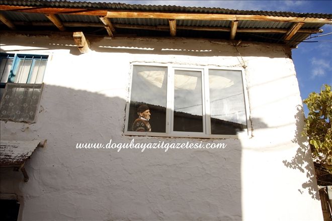 PENCERE ÖNÜNDEKİ YALNIZLIĞINI KAYMAKAM GİDERDİ?
