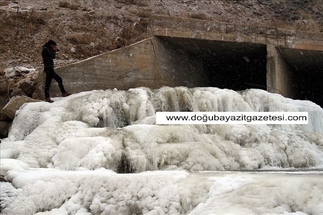 SOĞUK HAVA TAŞLIÇAY DERESİNİ DONDURDU...
