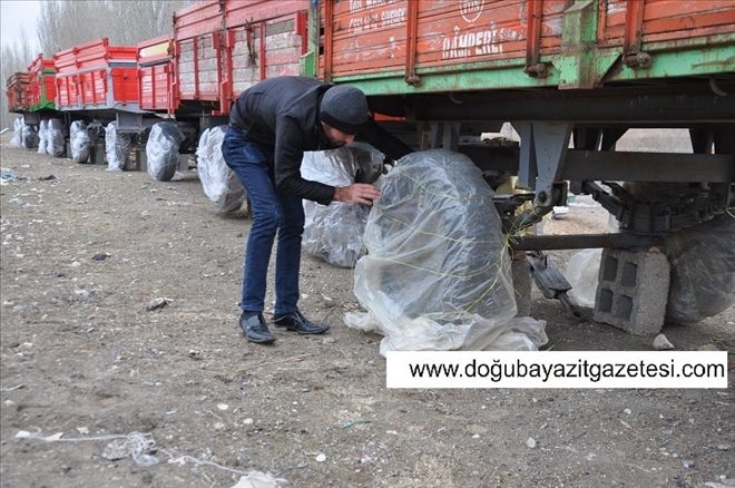 ARAÇ LASTİKLERİNİ POŞETLE KORUYOR...