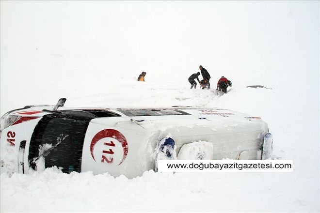 AĞRI´DA DEVRİLEN AMBULANSTAKİ YARALILAR 6 SAATTE KURTARILDI...