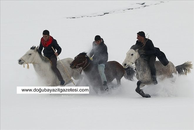 KAR ÜSTÜNDE AT YARIŞLARI...