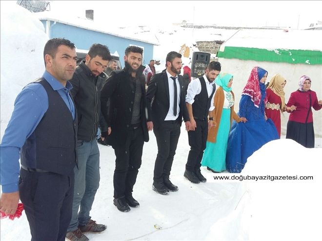 KAR ALTINDA DÜĞÜN...