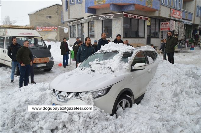 Çatıdan düşen kar 2 otomobile zarar verdi...