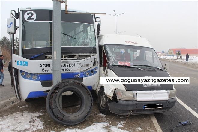 AĞRI´DA OTOBÜSLE MİNİBÜS ÇARPIŞTI: 1 ÖLÜ, 9 YARALI...