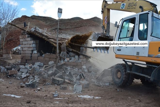 DOĞUBAYAZIT´TA METRUK YERLERİN YIKIMINA YÖNELİK ÇALIŞMALAR 