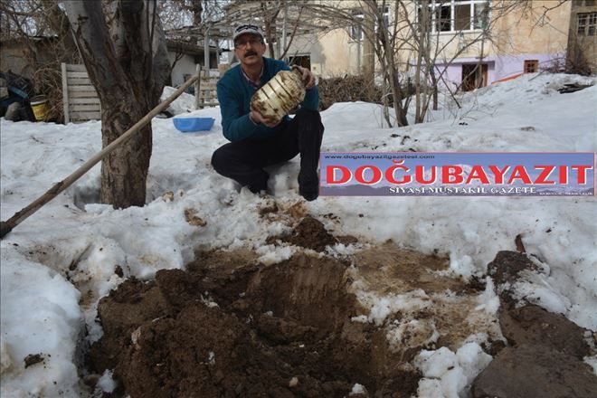 KAR ALTINDA KIŞLIK YİYECEKLER ÇIKARTILIYOR