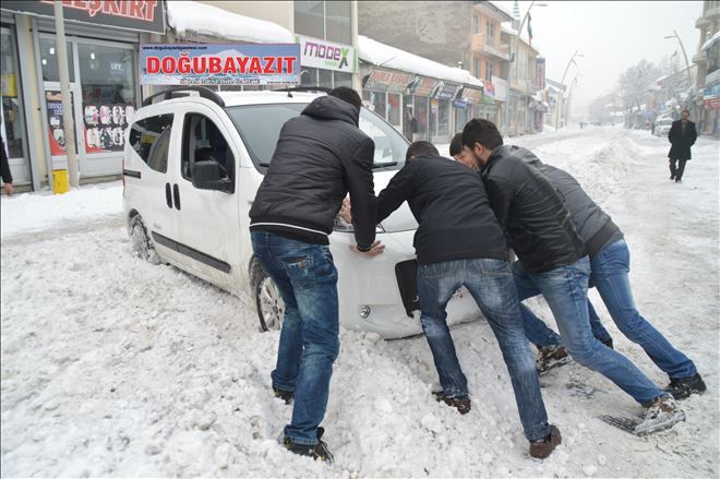 AĞRI VE İLÇELERİNDE KAR YAĞIŞI NEDENİYLE 1 GÜN OKULLAR TATİL EDİLDİ