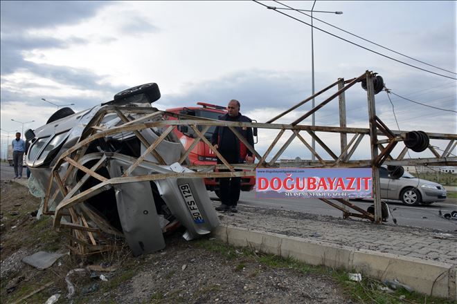 Ağrı´da otomobil direğe çarptı: 5 yaralı