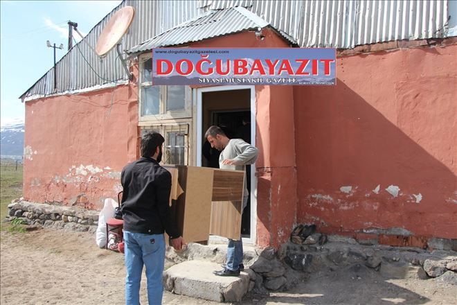 Yetim çocuklara masa ve sandalye hediye edildi