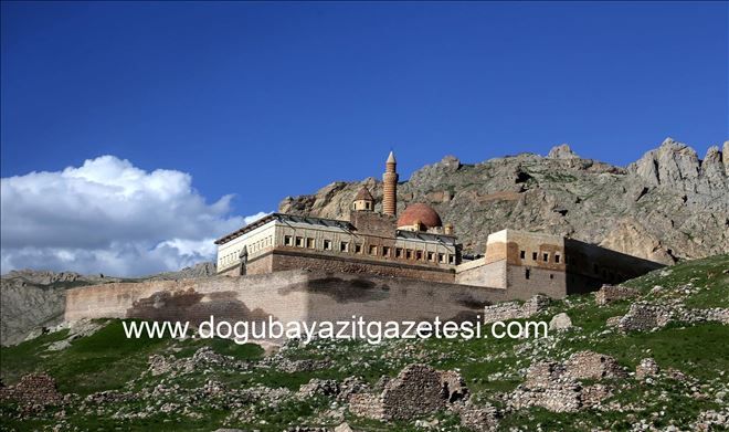 DOĞUBAYAZIT´TAKİ TARİHİN İHTİŞAMLI SARAYI: ?İSHAKPAŞA?