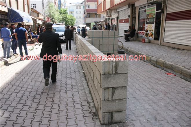 BELEDİYEYİ PROTESTO İÇİN YOL ORTASINA DUVAR ÖRDÜ