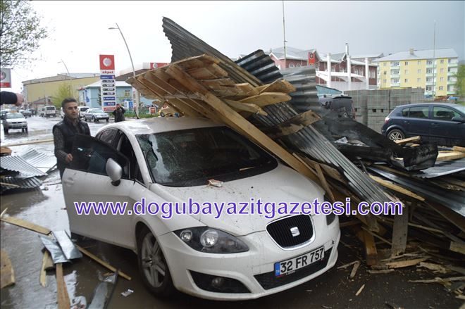 ELEŞKİRT´TE ŞİDDETLİ RÜZGAR ÇATILARI UÇURDU