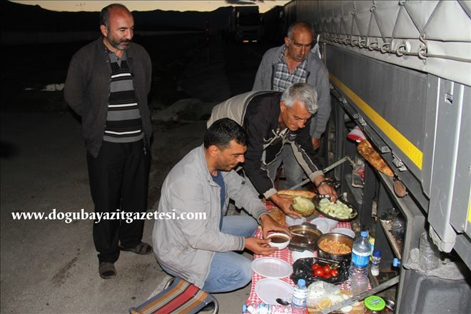 BEKLEYEN TIR ŞOFÖRLERİNİN DOĞUBAYAZIT SINIR KAPISINDA RAMAZAN