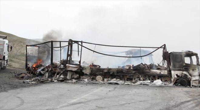 Tendürek Dağı Geçidinde 6 Tır ateşe verildi