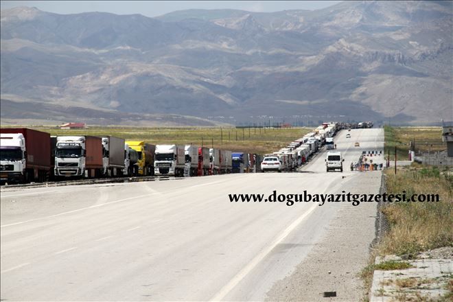 DOĞUBAYAZIT´TAKİ TIR ŞOFÖRLERİ BAYRAMI KUYRUKTA KUTLADI