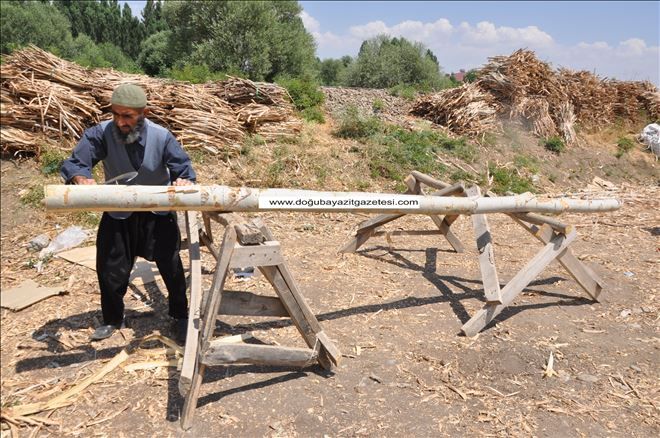 81 YAŞINDA OLMASINA RAĞMEN AĞAÇ SOYARAK YAŞAMINI İDAME EDİYOR...