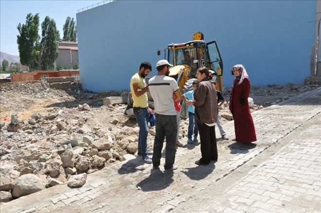 Araçlar düzensiz park edince çalışmalar aksıyor