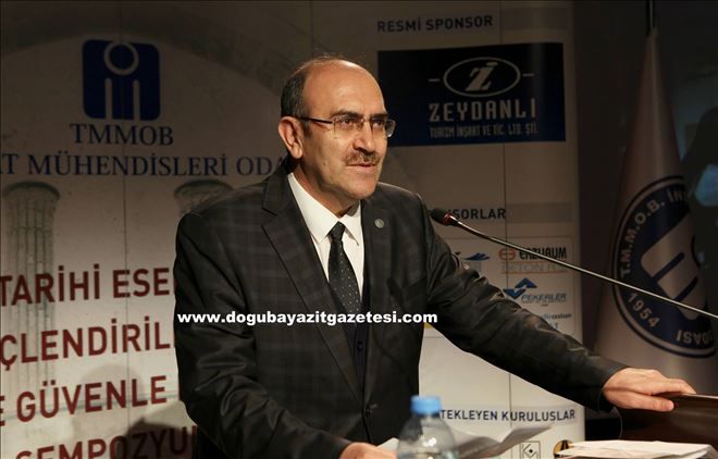 REKTÖR ADAYI KÜFREVİOĞLU´NDAN ZAFER BAYRAMI KUTLAMASI