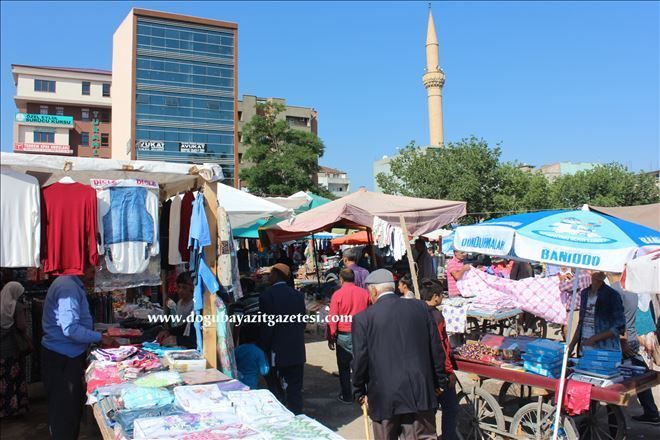 Doğubayazıt´ta Bayram pazarı Eski Devlet Hastanesi olan alanda kuruldu.