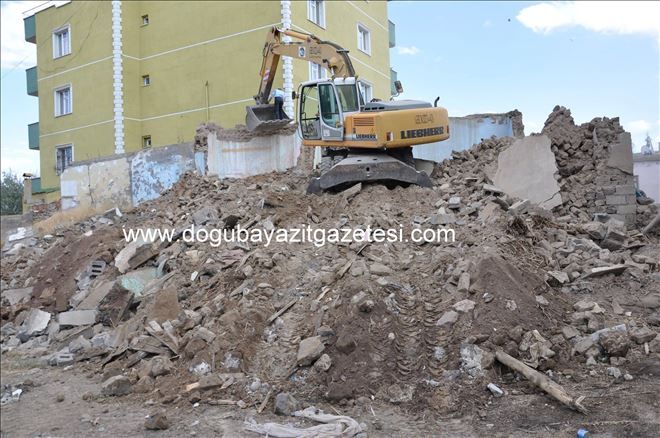 DOĞUBAYAZIT´TA METRUK EVLERİN YIKIMINA YÖNELİK ÇALIŞMALAR DEVAM EDİYOR