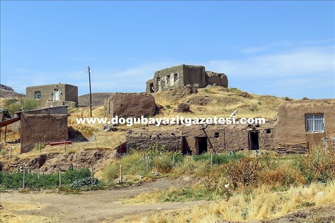 ASIRLIK KERPİÇ EVLER ZAMANA DİRENİYOR