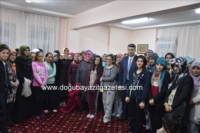 Yazar Sibel Eraslan Doğubayazıt´ta konferans verdi